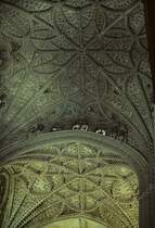 Sevilla, Catedral Santa Mara de la Sede. Sptgotische Netzgewlbe in der Vierung (oben im Bild), 42 m hoch, Nachbarjoch etwas niedriger (unten). Aufnahme von Juni 1993, HQ-Scan ab Dia.