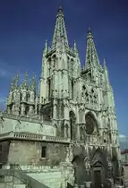 Burgos, Catedral Santa Mar�a, Bau ab 1221. Gotische Doppelturmfassade mit durchbrochenen Masswerk-Turmhelmen, 88 m hoch, wird Johann von K�ln (Juan de Colonia) zugeschrieben, der mit Sicherheit auch den Fassadenplan  F  des K�lner Domes gekannt hatte. Links sichtbar die Laterne, die nach Einsturz des ersten Vierungsturmes auf verst�rkten Pfeilern neu im Mud�jar-Stil aufgebaut wurde. Juni 1993, HQ-Scan ab Dia.