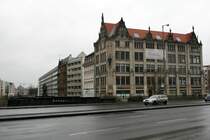 Gertraudenbr�cke:

Von Otto Stahn 1895 erbaut, liegt sie heute etwas verloren neben der neuen Autobruecke und wird nur noch von Fussgaengern benutzt. Auf der Nordseite steht die Bronzegruppe der hl Gertrud mit dem Wanderburschen, im Hintergrund sieht man noch das sp�tgotische Geschaeftshaus von Jacob und Roensch 1898.
