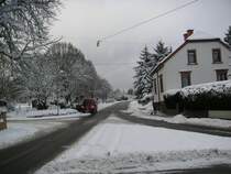 Das Foto zeigt den Ortskern von Saarbrcken Ensheim. Die Aufnahme des Fotos war am 01.02.2010. Hier ist die St. Ingberter Strae zu sehen.