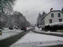 Das Foto zeigt den Ortskern von Saarbr�cken Ensheim. Die Aufnahme des Fotos war am 01.02.2010. Hier ist die St. Ingberter Stra�e zu sehen.