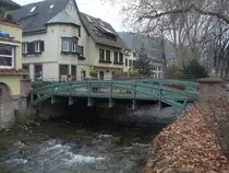 Staufen im Markgr�flerland,
einzig noch erhaltene Gu�stahlbr�cke Deutschlands,
ehemals als Eisenbahnbr�cke in Mittelbaden verwendet kam sie 1871 nach einer Hochwasserkatastrophe hierher,steht unter Denkmalschutz,
Feb.2010