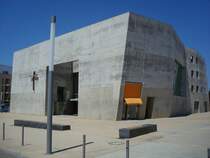 Freiburg-Rieselfeld,
das ist kein Luftschutzbunker aus dem Weltkrieg,
das ist ein Kirchenneubau!!!, eingeweiht 2004,
in meinen Augen eine Gotteslsterung !
Juli 2008