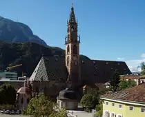 Bolzano/Bozen, Stadtpfarrkirche Maria Himmelfahrt. 1180 gegr�ndet, 100 Jahre sp�ter Baubeginn, gotisch. Turm mit durchbrochenem Helm, sp�tgotisch, 1517 beendet. Kirche 1964 zur Konkathedrale erhoben. Aufnahme von Nordosten, 27. Aug. 2006, 10:25