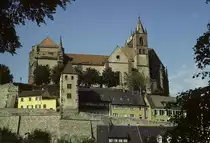 Breisach, St. Stephansm�nster, romanisch/gotisch, Ende 12. Jh. bis 1230. Chor hochgotisch, ab etwa 1275. Ansicht von S�den mit Wohnh�user und Hagenbachturm, Sept. 1982, HQ-Scan ab Dia.