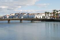 TAVIRA (Concelho de Tavira), 11.02.2010, Blick auf den Rio Gilo und die ber den Fluss fhrende Behelfsbrcke
