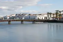 TAVIRA (Concelho de Tavira), 11.02.2010, Blick auf den Rio Gil�o und die �ber den Fluss f�hrende Behelfsbr�cke
