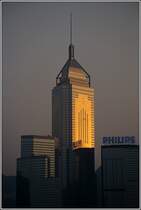 Das Central Plaza auf Hong Kong Island war bei meinem Besuch im Januar 1997 mit 374 m das hchste Gebude in Hong Kong. Diese Aufnahme in der Abendsonne entstand von der Sdspitze Kowloons aus. Scan vom Dia.