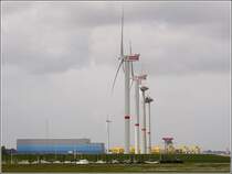 Am Elbufer in Cuxhavens Sden haben sich in den letzten Monaten Firmen der Windenergiebranche angesiedelt. Im Hintergrund ist eine ganze Reihe von gelben Tripiles zu sehen, die als Fundamente fr Offshore-Windenergieanlagen dienen. 02.09.2009