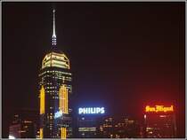 Bei n�chtlicher Beleuchtung bietet das Central Plaza einen deutlich anderen Eindruck als bei Tageslicht. Scan eines Dias aus dem Januar 1997.