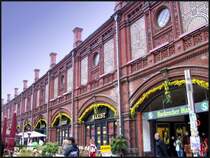 Steigt man an der S-Bahn-Station Hackescher Markt aus, f�hlt man sich fast wie in einem anderen Land. Die hackeschen H�fe strahlen ein besonderes mediteranes Flair aus, umgeben von kunstvollen Backsteinbauten. 05.06.06