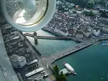 Mit dem Luftschiff �ber der Stadt Luzern und dem Vierwaldst�ttersee. Gut sichtbar sind Kapellbr�cke, Wasserturm, Teile der Altstadt und Bahnhofsbr�cke. 11. Juli 2003, 18:03