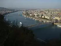 Aussicht �ber Budapest mit Donau. Aufnahme vom Burgberg Buda aus, 19. Okt. 2008, 16:03