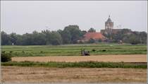Der Kirchturm von Pilsum berragt die Landschaft der Krummhrn in Ostfriesland. 01.09.2009