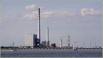 Das Steinkohlekraftwerk Wilhelmshaven wird von einem weithin sichtbaren 275 m hohen Schornstein berragt. 23.08.2009