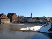 Laucha an der Unstrut - Blick ber das Hochwasser auf die Huser am Wehr - 07.03.2010 
