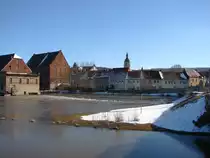 Laucha an der Unstrut - Blick �ber das Hochwasser auf die H�user am Wehr - 07.03.2010 
