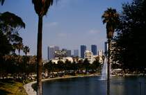 Skyline von Los Angeles vom MacArthur Park aus am 26. Juni 1987.