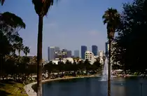 Skyline von Los Angeles vom MacArthur Park aus am 26. Juni 1987.