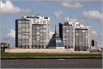 Ohne seine markante Glaskuppel wrde das Einkaufszentrum Mediterraneo kaum auffallen vor den Hochhusern des Columbus-Centers in Bremerhaven. 13.08.2009