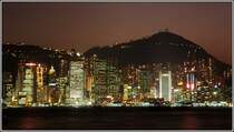 Die abendlich erleuchtete Hong Kong Island mit dem Victoria Peak im Hintergrund ist von der S�dspitze Kowloons besonders gut zu betrachten. Scan eines Dias aus dem Januar 1997.