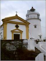 Die Kapelle und der Leuchtturm in der kleinen Festung auf der Spitze des Guia-H�gels. Scan eines Dias aus dem Januar 1997.