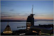 Abenddmmerung ber den Havenwelten in Bremerhaven. Interessant ist das Lichtkonzept des Klimahauses, mit dem zu besonderen Anlassen auch sich verndernde Beleuchtungen vorgenommen werden, die an Wellen oder Regen erinnern. 18.08.2009