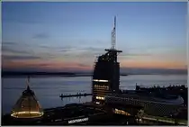 Abendd�mmerung �ber den Havenwelten in Bremerhaven. Interessant ist das Lichtkonzept des Klimahauses, mit dem zu besonderen Anlassen auch sich ver�ndernde Beleuchtungen vorgenommen werden, die an Wellen oder Regen erinnern. 18.08.2009