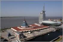 Den Kern der Havenwelten in Bremerhaven bilden das Sail City Hochhaus (mit Hotel- und Broetagen), das futuristisch gestaltete Klimahaus Bremerhaven 8 Ost und das Einkaufszentrum Mediterraneo mit seiner markanten Glaskuppel. Weitere Highlights sind das im Bild nicht zu sehende Deutsche Schifffahrtsmuseum und das Deutsche Auswandererhaus. 20.08.2009