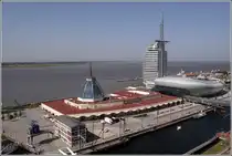 Den Kern der Havenwelten in Bremerhaven bilden das Sail City Hochhaus (mit Hotel- und B�roetagen), das futuristisch gestaltete Klimahaus Bremerhaven 8� Ost und das Einkaufszentrum Mediterraneo mit seiner markanten Glaskuppel. Weitere Highlights sind das im Bild nicht zu sehende Deutsche Schifffahrtsmuseum und das Deutsche Auswandererhaus. 20.08.2009