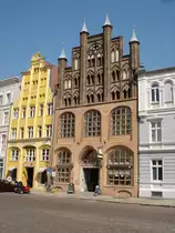 Hansestadt Stralsund,
sch�n restaurierte H�user am Alten Markt,
Juli 2006