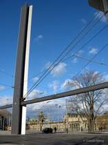 Dresden, Postplatz: im Vordergrund Elemente des sog.  Schmetterling  nach Entwurf des Architekten Prof. Schrmann, Kln/Bonn, im Hintergrund der barocke Zwinger - 21.1.2007
