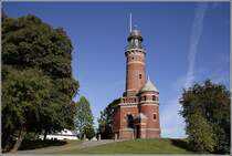 Dieser kleine Leuchtturm steht nrdlich der Einfahrt in den Nord-Ostsee-Kanal in Kiel-Holtenau und ist seit 1895 in Betrieb. Im unteren Teil befindet sich die Drei-Kaiser-Gedchtnishalle. 03.10.2005