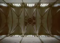 Ulm, M�nster. Ausschnitt mit fast f�nf Jochen des Mittelschiffes. Je 4-teiliges Gew�lbe, 41.6 m hoch, sp�tgotisch. Aufnahme von Aug. 1997, HQ-Scan ab Dia, exorbitanter Nachbearbeitungsaufwand.