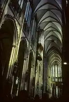 K�ln, Hohe Domkirche, Mittelschiff nach Osten, 43.35 m hoch, mit polygonalem Hochchor im Hintergrund. 3-zoniger Aufriss der Nordwand. Mit rund 7900 m� Fl�che gr�sste Kirche Deutschlands. Aufnahme von Sept. 2002, HQ-Scan ab Dia.