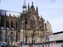 Die s�dseite des K�lner Doms mit dem Haupteingang und einem Teil des R�misch-Germanischen Museums am rechten Bildrand, 17. M�rz 2010.