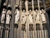 Eine Figurengruppe am Haupteingang des K�lner Doms, 17. M�rz 2010.
