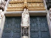 Eine Figur der heiligen Maria mit dem Jesuskind am Haupteingang des Klner Doms, 17. Mrz 2010.