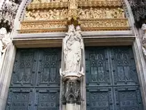 Eine Figur der heiligen Maria mit dem Jesuskind am Haupteingang des K�lner Doms, 17. M�rz 2010.