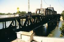 Zweistckige Drehbrcke (oben Strae, unten Eisenbahn) ber den Sacramento River in Sacramento (CA) am 22. August 1988.