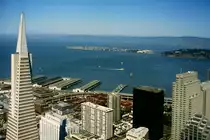 Blick auf die Bucht von San Francisco sowie einige Piers und die inzwischen durch ein Erdbeben zerst�rte Stadtautobahn. (Aufnahme vom 23. August 1988)