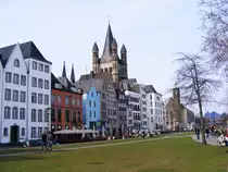 Die Kirche  Sankt Martin  hinter Altstadth�usern am westlichen Rheinufer in K�ln, 17. M�rz 2010.