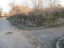 Die ehemalige Altstadt (damals deutsch) wurde zum Kriegsende hin vollstndig zerstrt und nicht wieder aufgebaut. Die Straen und auch die Keller vieler Huser sind noch unverndert erhalten. Die Schrecken des Krieges kann man sich hier bildhaft vorstellen. 3.2.2007