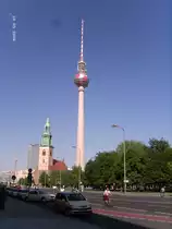 Der Fernsehturm (Telespargel) am Alexanderplatz in Berlin. Ein Rie�iger Fussball zur WM 2006. Im Mai 2006 fotografiert.