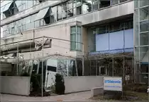 Herbert-Keller-Haus der Diakonie in Stuttgart. Hier der Eingangsbereich mit der Cafeteria links und den dar�berliegenden Sitzungsr�umen, die jeweils aus der ansonsten rechtwinkligen Geb�udestruktur ausbrechen. Das Innere des Geb�udes wird durch ein sch�nes gr�nes Atrium gepr�gt. 25.02.2010 (Matthias)