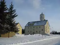 Grevesm�hlen; Wohnblock mit dem Kunstwerk  Wasserturm  und sein Original an der Wismarschen Stra�e