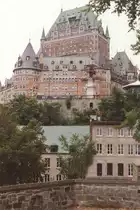 Das Ch�teau Frontenac ist ein Luxushotel im Zentrum der kanadischen Stadt Qu�bec und gilt als eine der Hauptsehensw�rdigkeiten der Stadt. Gesehen im September 1993 (scan vom Bild).

 