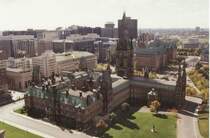 Das Regierungsgebude der West Block von Ottawa/Kanada Der gesamte Parlamentsbezirk ist 88.480 m gro. Zwischen den drei Hauptgebuden Centre Block, East Block und West Block liegt ein quadratischer Barockgarten. im September 1993 (scan vom Bild).

