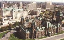 Das Regierungsgebude der Ost Block von Ottawa/Kanada Der gesamte Parlamentsbezirk ist 88.480 m gro. Zwischen den drei Hauptgebuden Centre Block, East Block und West Block liegt ein quadratischer Barockgarten. im September 1993 (scan vom Bild). 