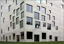 Zollverein-Schule  School of Management and Design : Interessant die Verteilung der Fenster, mal recht dicht beieinander, dann wiedern nur vereinzelt in den W�nden. 21.03.2010 (Matthias)